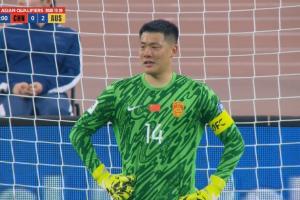 不应该啊！！！王大雷黄油手送礼，镜头给到他戴上了“痛苦面具”