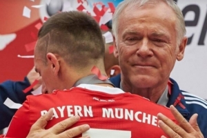 九游体育下载-里贝里致敬拜仁传奇助教格兰德：永远铭记你的热忱和激情