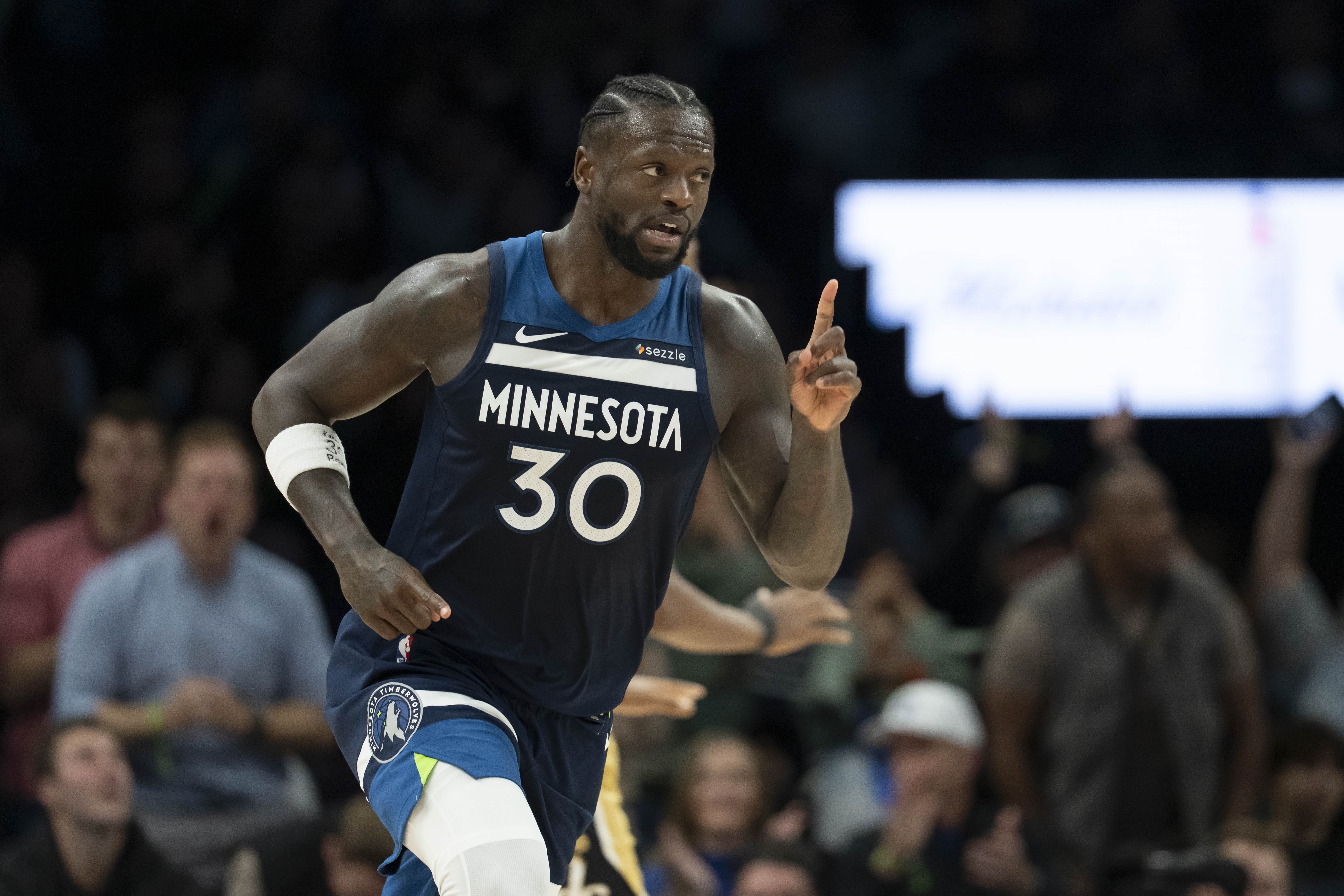 9体育-表现不俗!兰德尔半场11投5中&罚球2中2得13分4板1断 正负值+14