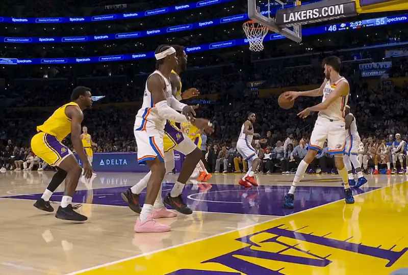 九游体育官网-裁判也摸鱼？霍姆格伦踩到界外救球，裁判未吹罚雷霆出界球