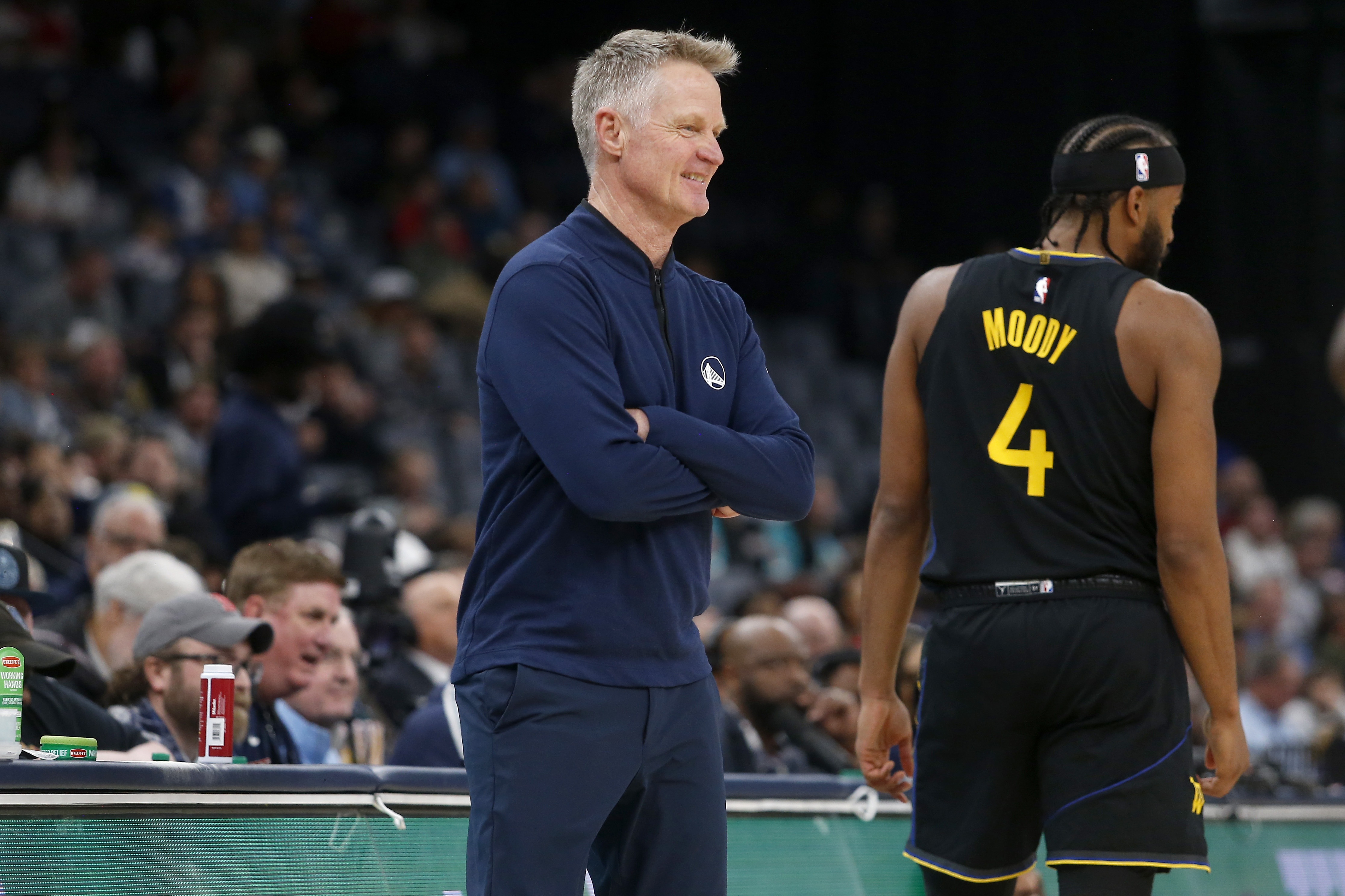 九游sports-科尔谈穆迪拄拐现身主场：见到他回来非常开心 大伙儿也很兴奋